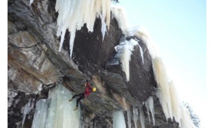 Valsavarenche, cade mentre arrampica su ghiaccio: ricoverato in Rianimazione