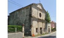 Crolla il tetto della chiesa di Santa Marta Disagi sulla strada statale a Montalto Dora