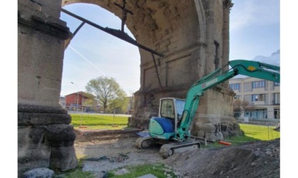 Iniziati gli scavi per svelare i misteri archeologici sotto l’Arco d’Augusto