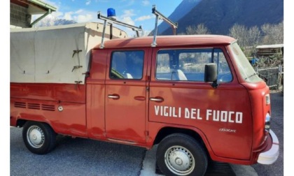 Issogne, all’asta lo storico furgone attrezzato Volkswagen del 1975 dei Vigili del Fuoco volontari