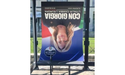 Accertamenti sul caso del manifesto elettorale di Giorgia Meloni appeso a testa in giù ad Aosta