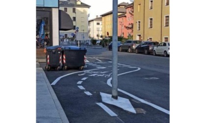 Palo della luce in mezzo alla ciclabile Scoppia la polemica: verrà spostato