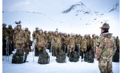 Cappello d'alpino per 121 volontari ai piedi del Gran Paradiso