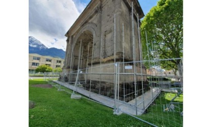 Iniziato l’allestimento del ponteggio per restaurare l’Arco d’Augusto