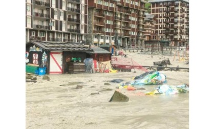 Cogne: «Peggio dell’alluvione del 2000» Cervinia, in centinaia a spalare il fango