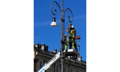 In piazza Chanoux nuove lampade per i lampioni e portici riqualificati