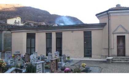 Lavori per la posa di un impianto fotovoltaico sui tetti del cimitero comunale di Carema