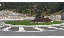 Montjovet, sulla Statale 26 una rotonda con la sagoma in acciaio del castello