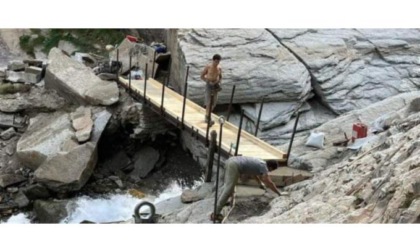 Passerella sul torrente Lauson per raggiungere il Rifugio Sella