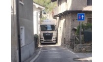 Camion rimasto incastrato nella stradina di janin a sarre