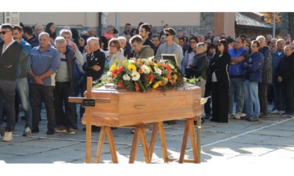 A Introd silenzio, fiori e lacrime per l’ultimo saluto a Claire Vanin