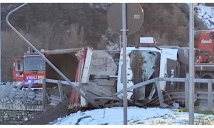 Camion si rovescia alla rotonda di Sarre, illeso l’autista del mezzo