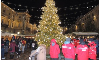 Inaugurato il Mercatino di Natale con 42 chalet in piazza Chanoux