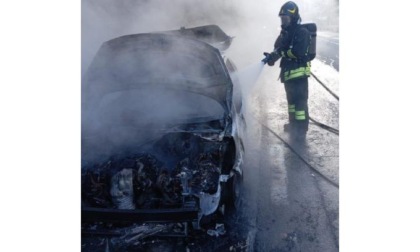 Vetture in fiamme a Antey-St-André e sull’autostrada A5 a Montjovet