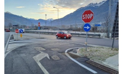 A Nus la rotonda ha rivoluzionato la viabilità Petizione contro l’obbligo di svolta verso Aosta