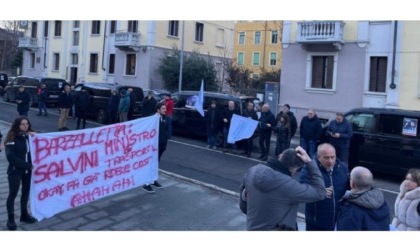 Autonoleggiatori Ncc protestano ad Aosta contro il decreto Salvini